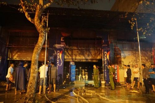 Hà Tĩnh: Kho sơn cháy nổ trong đêm, thiêu rụi toàn bộ hàng hóa