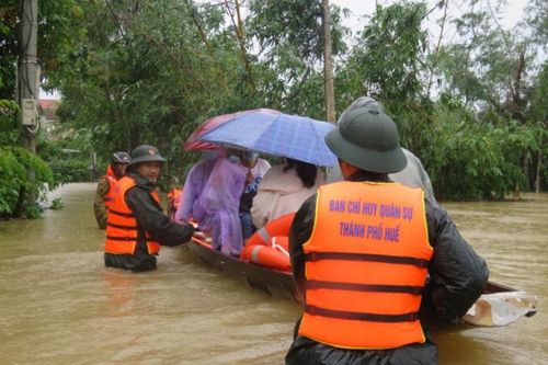 Bộ CHQS tỉnh Thừa Thiên Huế giúp nhân dân ứng phó với lũ dữ