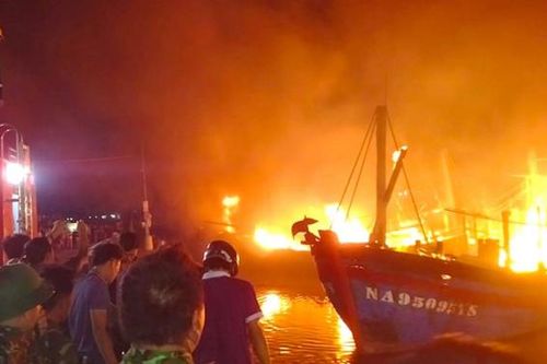 Nghệ An: Lửa bùng phát trong đêm, 4 tàu cá đậu ở cảng bị thiêu rụi