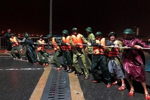 Biên phòng Quảng Bình vật lộn với sóng biển cứu ngư dân giữa đêm