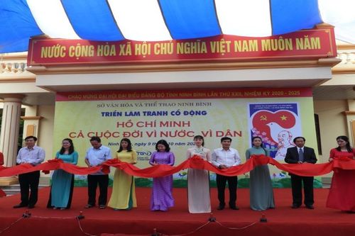 Triển lãm tranh 'Hồ Chí Minh cả cuộc đời vì nước, vì dân'
