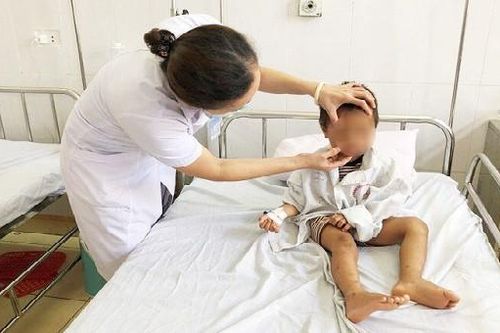Bé trai 3 tuổi giập mi mắt do bị dây co bắn vào trong lúc chơi đùa