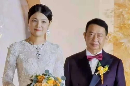 Mẫu nữ 38 tuổi lấy ông trùm mỏ vàng 63 tuổi gây xôn xao mạng xã hội Trung