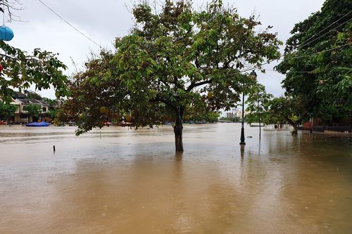 Nước lũ vây nhà dân, cô lập nhiều ngôi làng ở Quảng Nam