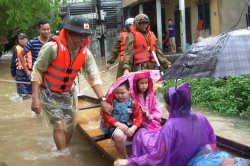 Di dời khẩn cấp hơn 130 người ra khỏi vùng ngập sâu nguy hiểm ở Huế