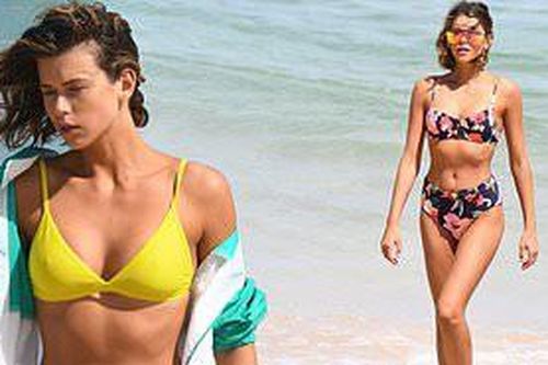 Siêu mẫu Georgia Fowler đẹp mê mẩn ở biển khó rời mắt