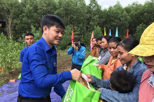 Thanh niên Khánh Hòa tôn tạo di tích căn cứ cách mạng Hòn Dữ