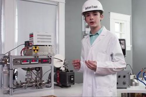 Học sinh 12 tuổi tự lắp ráp thành công lò phản ứng hạt nhân tại nhà