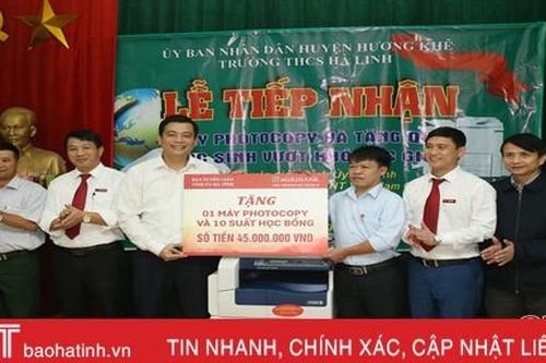 Trao học bổng cho học sinh vượt khó học giỏi ở Hương Khê