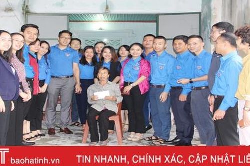 Tặng 16 suất quà cho nữ đảng viên cao tuổi, người có hoàn cảnh khó khăn ở Lộc Hà