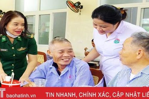 Gần 850 bát cháo 'ấm tình quân dân' được trao tặng tại BVĐK Hà Tĩnh