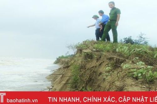 Mưa lớn gây sạt lở, uy hiếp đê biển Nghi Xuân