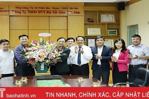 Phó Bí thư Thường trực Tỉnh ủy Hoàng Trung Dũng chúc mừng ngày Doanh nhân Việt Nam