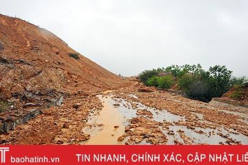 Ảnh hưởng mưa lũ, đường Phúc Trạch – Hương Liên sạt lở nghiêm trọng