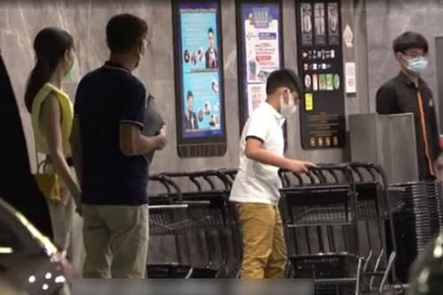 'Hoa hậu đẹp nhất Hong Kong' được chồng tỷ phú tháp tùng đi mua sắm