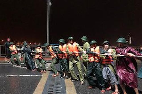Quảng Bình: Trắng đêm giải cứu ngư dân bị trôi dạt ra biển