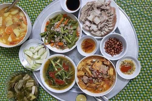 Vừa về làm dâu được 10 ngày đã bị chị chồng chê 'mâm cơm khó nuốt', ai ngờ tiếng mở cửa phòng bếp vang lên khiến chị ta run lẩy bẩy
