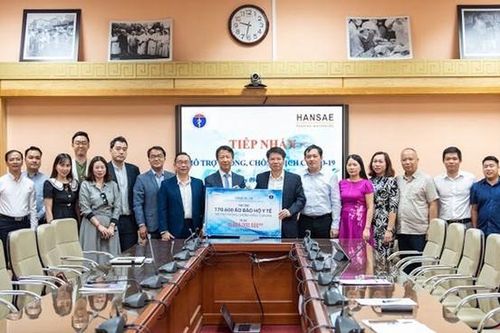 Hansae trao tặng áo choàng y tế trị giá 16 tỷ đồng cho Bộ Y tế