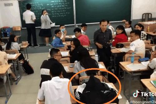 Phát hiện học trò ngủ gục ở bàn cuối lớp, thầy giáo định bụng 'xử tội' và cái kết gây bất ngờ