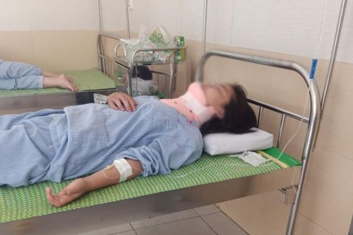 Phẫn nộ: Nữ sinh lớp 8 bị bạn dùng chân đạp đá, đánh chấn thương cột sống cổ phải nhập viện vì... ngứa mắt