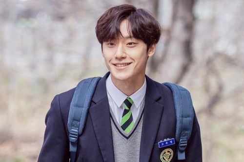 Lee Do Hyun hóa thân thành ông bố hồn già xác trẻ trong '18 Again'