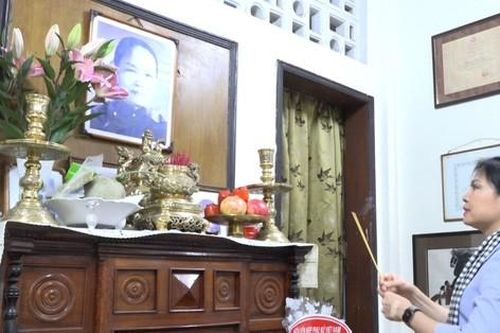 Lãnh đạo Hội LHPNVN thắp hương tưởng nhớ Chủ tịch Nguyễn Thị Thập và Nữ tướng Nguyễn Thị Định