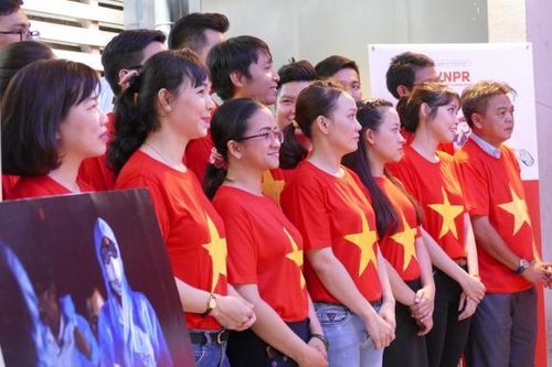 Khai mạc triển lãm ảnh 'Kiên cường Việt Nam'