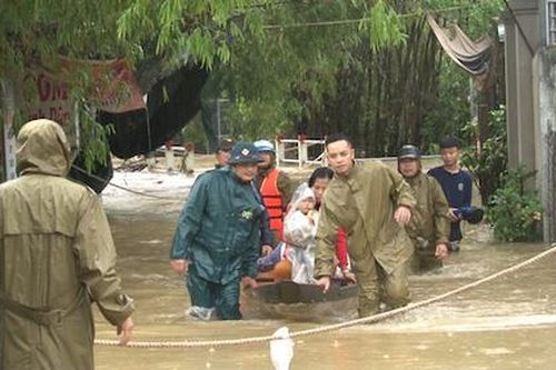Huế: Ngập lụt nặng do mưa kéo dài nhiều ngày