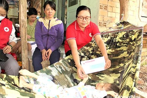 Bàn giao nhà chữ thập đỏ cho người dân tộc thiểu số