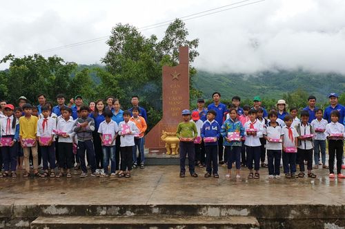 Tổ chức Hành trình Tôi yêu Tổ quốc tôi tại Khánh Vĩnh