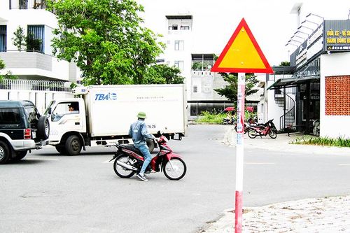 Nhiều biển báo giao thông lắp ngược