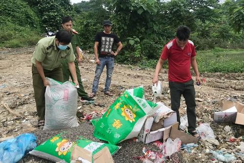 Bảo Yên: Tiêu hủy 300 lít rượu và 500 kg hạt hướng dương không rõ nguồn gốc