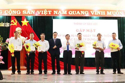 Bảo Lộc: 6 cá nhân được trao tặng Kỷ niệm chương 'Vì sự nghiệp Dân vận'