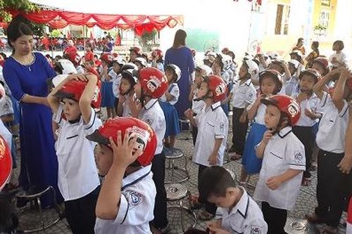 Trao mũ bảo hiểm cho trẻ đến trường- Món quà nhỏ, ý nghĩa lớn