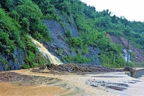 Nhiều tuyến đường giao thông bị sạt lở nghiêm trọng