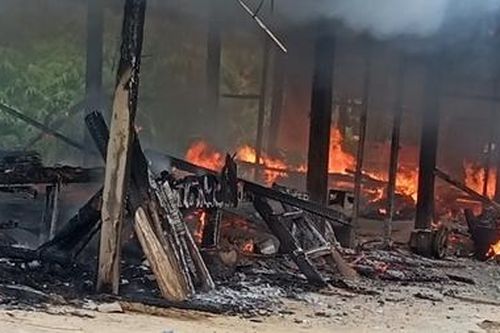 Nghi do chập điện, căn nhà gỗ bị cháy rụi trong mưa lũ