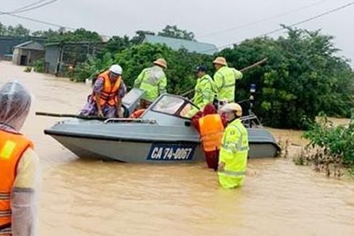 Lũ dâng nhanh nhấn chìm nhiều nơi tại Quảng Trị