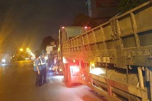 Phạt 2 ôtô đầu kéo 150 triệu đồng vì chở quá tải, tài xế 'cố thủ' trong xe trên QL5