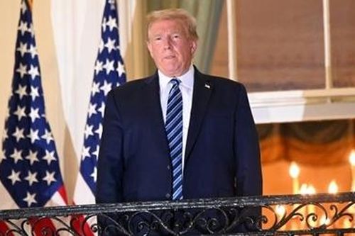 Ông Trump trở lại 'đường đua' dù nhiễm COVID-19