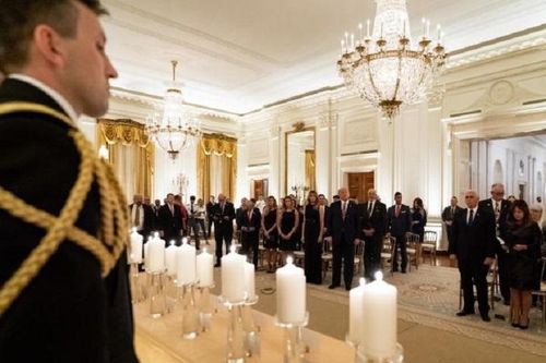 Tổng thống Trump 'úp mở' về nguồn lây bệnh cho mình