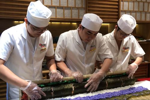 Tròn mắt với sushi khổng lồ dài 1,2m, nặng 8kg ở TP.HCM