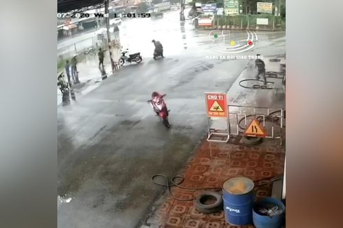 Clip: Xe không người lái lao vun vút vào...đổ xăng