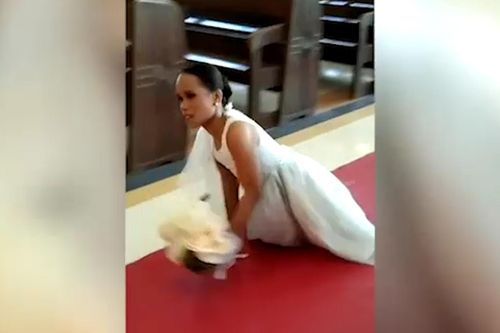 Clip: Xúc động khoảnh khắc cô dâu khuyết tật tự lết vào lễ đường