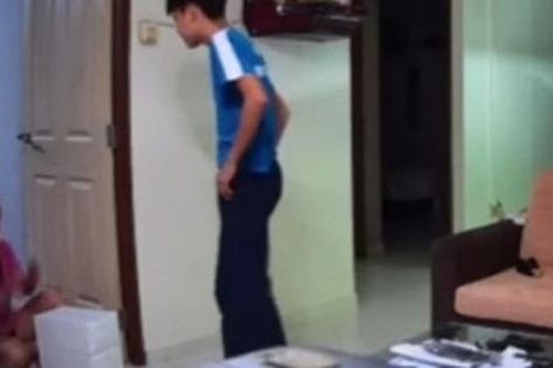 Hình ảnh nam sinh đánh đập mẹ dữ dội khiến dân mạng phẫn nộ và thái độ của người mẹ gây tranh cãi
