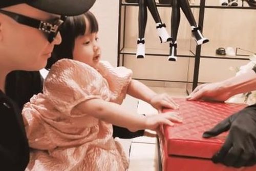 Đỗ Mạnh Cường đáp trả khi bị thắc mắc chuyện mua túi hơn nửa tỉ đồng cho con gái mới hơn 1 tuổi
