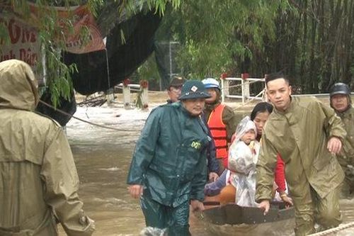 Lũ lên nhanh, hàng trăm chiến sỹ công an gấp rút giúp dân di dời