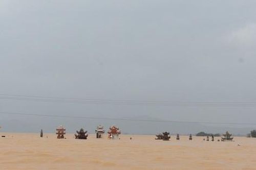 Nước lũ cuốn trôi người phụ nữ ở Quảng Bình