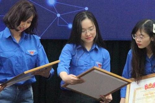 8 cá nhân Báo Gia đình và Xã hội vinh dự nhận bằng khen của BCH Đoàn Khối các cơ quan Trung ương trong chống dịch COVID-19