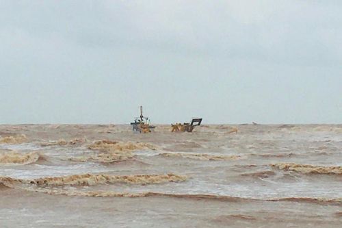 Tám thuyền viên tàu Vietship 01 tại Cửa Việt mắc kẹt trong mưa lớn, sóng dữ