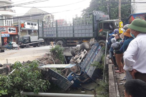 Xe tải bị đâm rơi xuống kênh nước, 1 người tử vong
